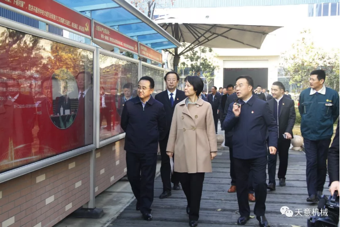 濟(jì)寧市委常委、組織部部長孔凡萍帶領(lǐng)全市“兩新”組織黨建工作現(xiàn)場觀摩團(tuán)蒞臨天意機(jī)械調(diào)研指導(dǎo)
