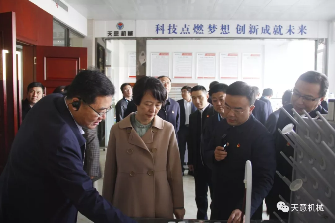 濟(jì)寧市委常委、組織部部長孔凡萍帶領(lǐng)全市“兩新”組織黨建工作現(xiàn)場觀摩團(tuán)蒞臨天意機(jī)械調(diào)研指導(dǎo)